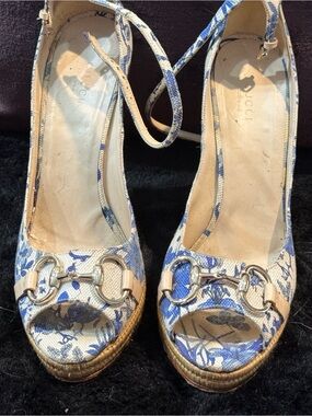 Gucci Blue and Cream Floral Canvas Peep-Toe Wedge Sandals with Silver Horsebit